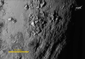 Nahaufnahmen einer Region, in der Nähe von Plutos Äquator offenbaren eine riesige Überraschung - eine Reihe von jungen Bergen, sie ragen 3.500 Meter über der Oberfläche des eisigen Körper empor. | ©: NASA Nahaufnahmen einer Region, in der Nähe von Plutos Äquator offenbaren eine riesige Überraschung - eine Reihe von jungen Bergen, sie ragen 3.500 Meter über der Oberfläche des eisigen Körper empor. | ©: NASA