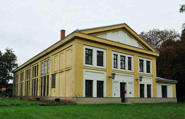 Verwaltungsgebäude der Benedek-kaserne in Bruckneudorf | © Robert Heilinger Verwaltungsgebäude der Benedek-kaserne in Bruckneudorf | © Robert Heilinger
