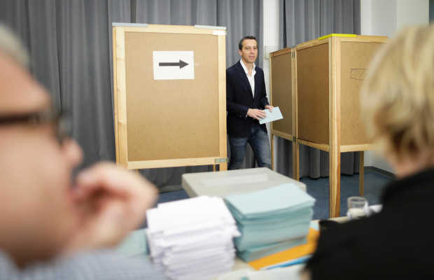 Stimmabgabe zur Bundespräsidentenwahl 2016 Bundeskanzler Christian Kern
