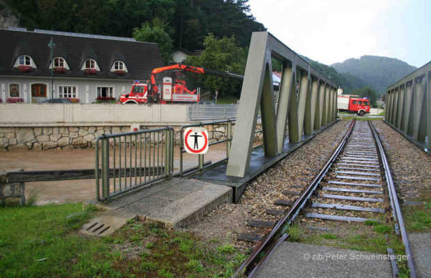 Unwetter Straße gesperrt, Bahnlinie gesperrt - was nun? Wer keinen Heli hat, kommt nicht zur Arbeit ... | © zib