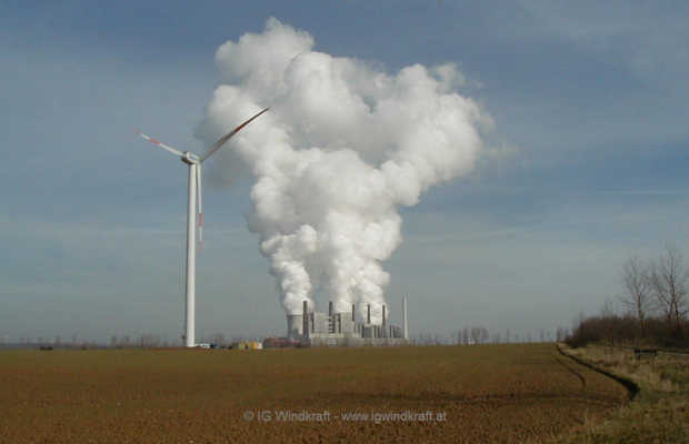 Windrad vor Kraftwerk Windrad vor Kraftwerk