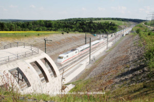 Testfahrt des ICE S im Bereich des Tunnel Bleßberg mit seinen Schallschutzhauben | © Deutsche Bahn AG / Foto: Frank Kniestedt