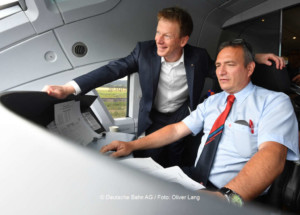 Sie freuen sich auf den Dezember 2017: Dr. Richard Lutz, Vorsitzender des Vorstands und Stefan Nelles, Triebfahrzeugführer, DB Systemtechnik | © Deutsche Bahn AG / Foto: Oliver Lang
