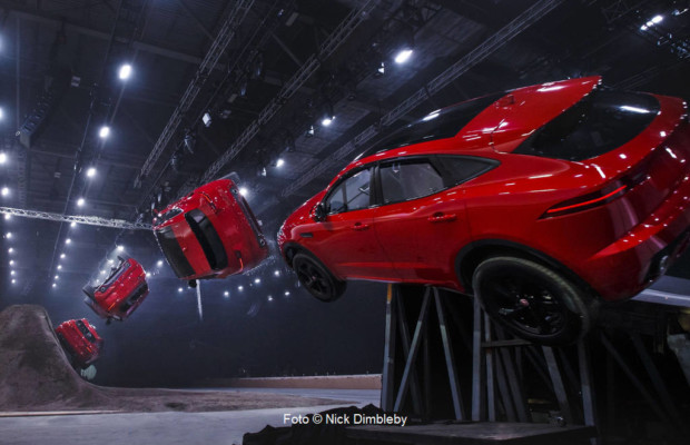 Jaguar E-PACE - Weltrekordsprung "Fassrolle" Jaguar E-PACE - Weltrekordsprung "Fassrolle"