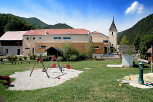 Kindergarten u Turnhalle Neubau. davor der neue Spielplatz