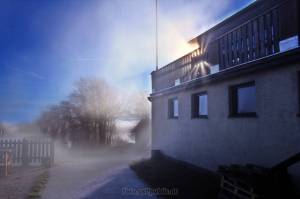So kühl und geheimnisvoll gibts sich das Schutzhaus im Herbstnebel So kühl und geheimnisvoll gibts sich das Schutzhaus im Herbstnebel