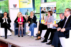 Podiumsdiskussion 6.Mai 2015 in Berndorf zum Thema Infrastruktur im Triestingtal Podiumsdiskussion 6.Mai 2015 in Berndorf zum Thema Infrastruktur im Triestingtal - vlnr.: Mag. Dietmar Müller (Finanzvorstand Berndorf AG), Mag. Monica Rintersbacher (GF Leitbetriebe Austria), LR Dr. Petra Bohuslav (Lr f. Wirtschaft, Tourismus, Sport), DI Elisabeth Hainfellner (GF Leaderregion Triestingtal). Univ. Lekt. Dr. Johannes Ausserladscheiter (EU Konsulent) und Dr. Günther Ofner (Vst.Dir. Flughafen AG)