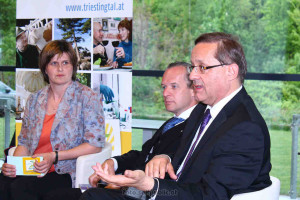 Podiumsdiskussion 6.Mai 2015 in Berndorf zum Thema Infrastruktur im Triestingtal Dr. Günther Ofner: "Statt in Beton müssten wir längst in Technologie investieren!" li: DI Elisabeth Hainfellner und Univ. Lekt. Dr. Johannes Ausserladscheiter