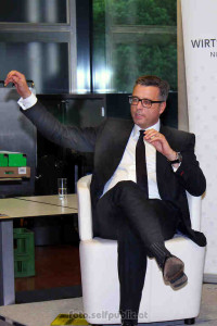 Podiumsdiskussion 6.Mai 2015 in Berndorf zum Thema Infrastruktur im Triestingtal Der Finanzvorstand der Berndorf AG, Mag. Dietmar Müller meint das es noch weit mehr vernetzte Mitarbeiter geben könnte, wenn denn endlich die erforderliche Bandbreite da wäre...