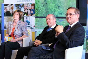 Podiumsdiskussion 6.Mai 2015 in Berndorf zum Thema Infrastruktur im Triestingtal Sie hörten sich die Fragen und Anmerkungen der Besucher genau an: DI Elisabeth Hainfellner (GF Leaderregion Triestingtal). Univ. Lekt. Dr. Johannes Ausserladscheiter (EU Konsulent) und Dr. Günther Ofner (Vst.Dir. Flughafen AG)