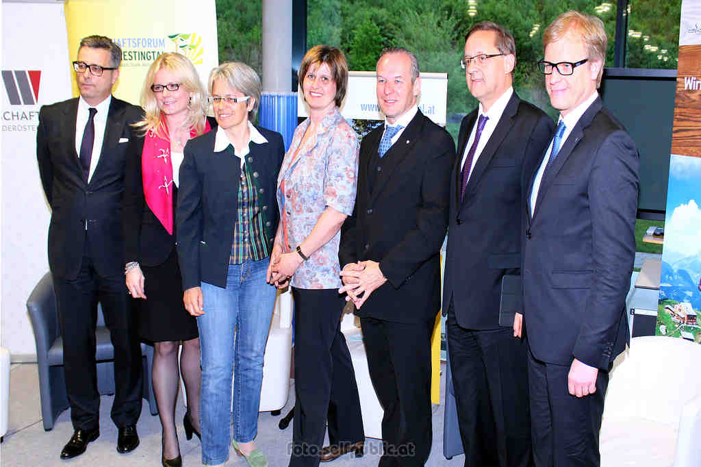 Podiumsdiskussion 6.Mai 2015 in Berndorf zum Thema Infrastruktur im Triestingtal Podiumsdiskussion 6.Mai 2015 in Berndorf zum Thema Infrastruktur im Triestingtal - vlnr.: Mag. Dietmar Müller (Finanzvorstand Berndorf AG), Mag. Monica Rintersbacher (GF Leitbetriebe Austria), LR Dr. Petra Bohuslav (Lr f. Wirtschaft, Tourismus, Sport), DI Elisabeth Hainfellner (GF Leaderregion Triestingtal). Univ. Lekt. Dr. Johannes Ausserladscheiter (EU Konsulent), Dr. Günther Ofner (Vst.Dir. Flughafen AG) und Joseph Miedl (Stv. Vorstandsvorsitzender WFT)