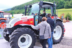 Das Glück dieser Erde liegt am ... Sitz eines Traktors! Natürlich vorzugsweise von SPERINGER LANDTECHNIK Das Glück dieser Erde liegt am ... Sitz eines Traktors! Natürlich vorzugsweise von SPERINGER LANDTECHNIK