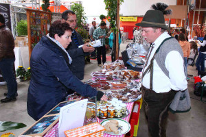 Der Ab-Hof Laden von KRENN-KREUZBAUER: da konnte keiner dran vorbei, der herrliche Duft war keinem Wurst! Der Ab-Hof Laden von KRENN-KREUZBAUER: da konnte keiner dran vorbei, der herrliche Duft war keinem Wurst!