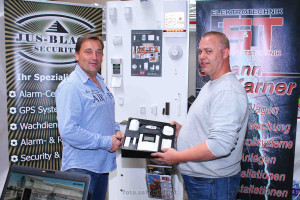 Mit diesem Team sind sie sicher und geschützt: Johann Karner von ELEKTRO KARNER und ein Repräsentant der JUS-BLACK KG Mit diesem Team sind sie sicher und geschützt: Johann Karner von ELEKTRO KARNER und ein Repräsentant der JUS-BLACK KG