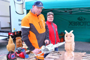 Motorsäge Schnitzer Andreas Schiefer Flohner sägte eine Eule aus einem Stück Baum! Motorsäge Schnitzer Andreas Schiefer Flohner sägte eine Eule aus einem Stück Baum!