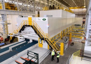 Jaguar Land Rover Servopressen Hochmoderne Servopressen die erste ihrer Art in einem britischen Automobilwerk ist 85 Meter lang und 13 Meter hoch. Sie verfügt über eine Gesamtpresskraft von 7.900 Tonnen und kann sowohl Stahl- als auch Aluminiumbleche fertigen. | ©: Jaguar Land Rover Limited