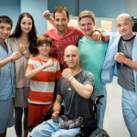 Albert Espinosa (M.) besucht das Set von "Club der roten Bänder". V.l.: Toni (Ivo Kortlang), Emma (Luise Befort), Hugo (Nick Julius Schuck), Albert Espinosa, Leo (Tim Oliver Schultz), Alex (Timur Bartels) und Jonas (Damian Hardung). | ©: VOX/Martin Rottenkolber