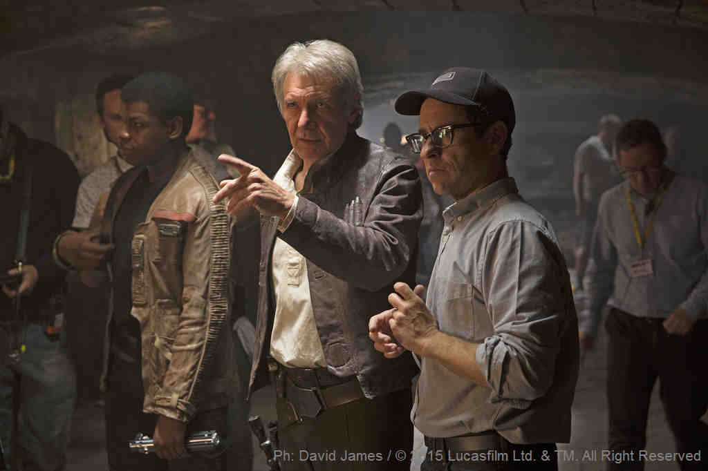 Bild vom Set: Star Wars VII: The Force Awakens John Boyega (Finn), Harrison Ford (Han Solo) und Director J.J. Abrams | Ph: David James / © 2014 Lucasfilm Ltd. & TM. All Right Reserved.
