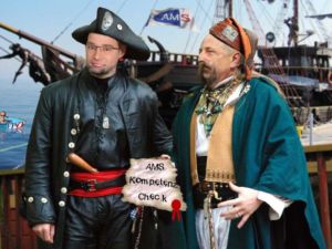 Die Steuermänner der AMS Österarm: Navigator John und Käptn Rudi der Rote