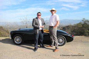 Immer mit Stil: Mike Brewer und Edd China vor einem frisch restaurierten MGA, Baujahr 1959, dahinter liegt LA. | © Discovery Communications. Immer mit Stil: Mike Brewer und Edd China vor einem frisch restaurierten MGA, Baujahr 1959, dahinter liegt LA. | © Discovery Communications.