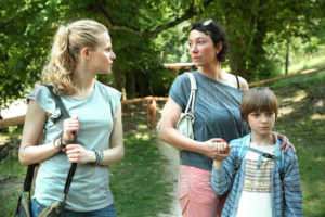 Nicole (Liliy Epply), Katharina und Tobias Trummer (Ursula Strauss und Nikolai Klinkosch) | © Allegro Film / Petro Domenigg FILMSTILLS.AT KG