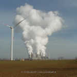Windrad vor Kraftwerk