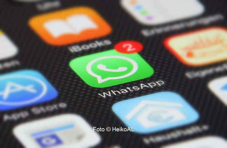 WhatsApp-Logo auf dem Bildschirm eines Smartphones