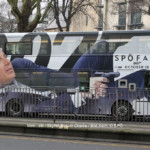 Mission SPÖFALL: Agent Kern versucht die ganz linken Agenten aus den eigenen Reihen zu entarnen ... | Mon.: zib / Skyfall-Bus: © Charlie / Bild Kern: © SPÖ