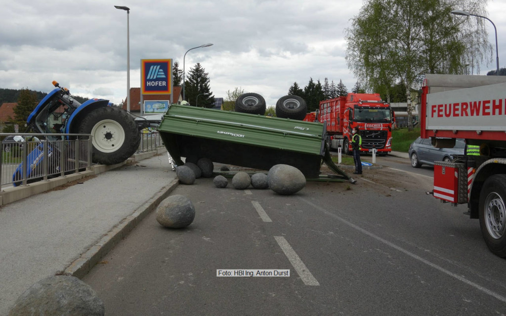 VU mit Traktor und Hänger 6.5.21 VU mit Traktor und Hänger 6.5.21