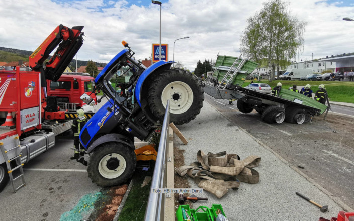 VU mit Traktor und Hänger 6.5.21 VU mit Traktor und Hänger 6.5.21 | Foto: HBI Ing. Anton Durst