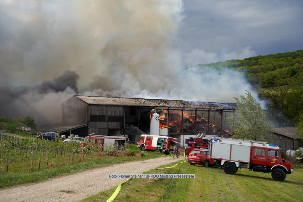 Laab im Walde: Bauernhof in Vollbrand 12.05.2021 Laab im Walde: Bauernhof in Vollbrand 12.05.2021