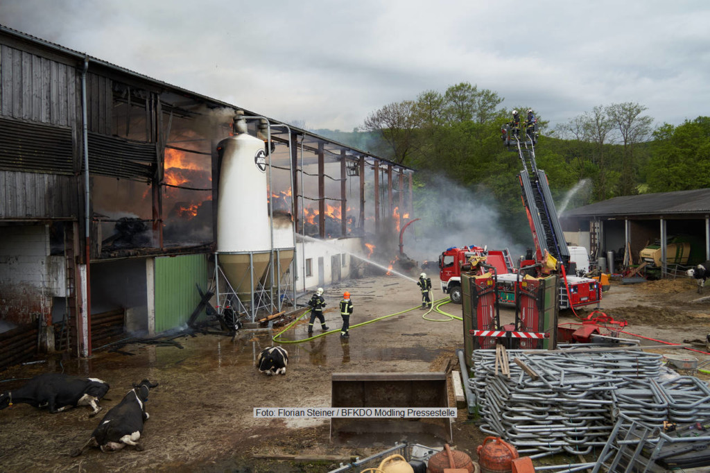 Laab im Walde: Bauernhof in Vollbrand 12.05.2021 Laab im Walde: Bauernhof in Vollbrand 12.05.2021