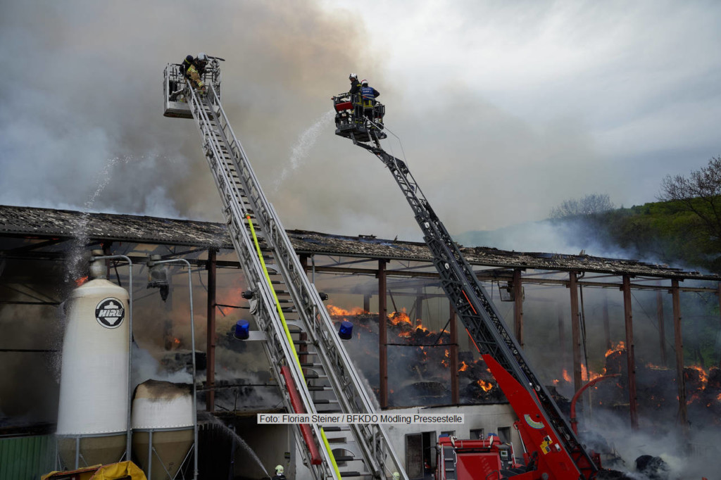 Laab im Walde: Bauernhof in Vollbrand 12.05.2021 Laab im Walde: Bauernhof in Vollbrand 12.05.2021
