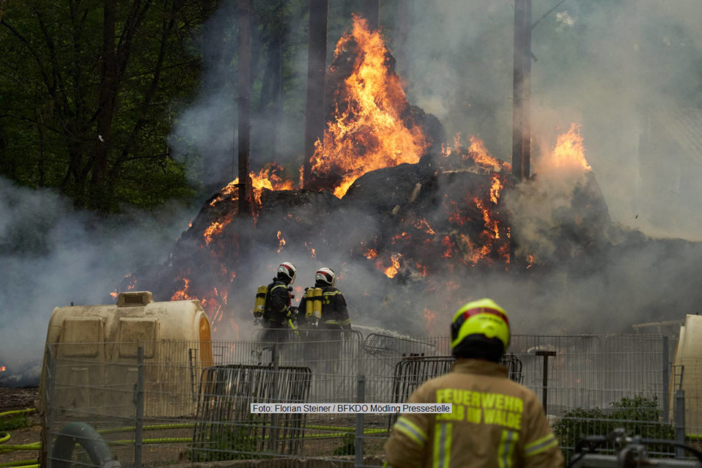 Laab im Walde: Bauernhof in Vollbrand 12.05.2021 Laab im Walde: Bauernhof in Vollbrand 12.05.2021