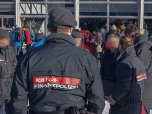 Finanzpolizei abseits der Streif