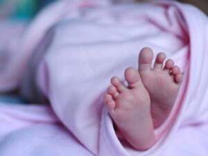 Zu spät die Kinder abgenommen? Baby soll im sterben liegen?