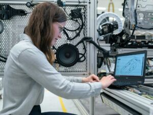 Traurig: Elektronikindustrie: „Es rumort ordentlich in den Betrieben“