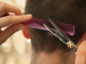 Bundeskanzler Stocker Riesenwirbel nach Gespräch mit Friseurin