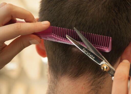 Bundeskanzler Stocker Riesenwirbel nach Gespräch mit Friseurin