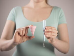 Wie Woke auf Frauen losgehen: Natürlich bekommen Frauen mit Zupferl keine Tage