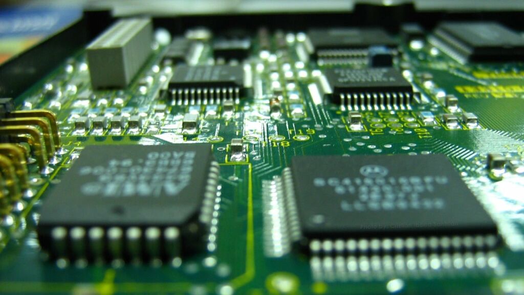Bild zum Beitrag "Experte: "Man hätte viele Arbeitsplätze in Österreich (Philips) retten können"!" Mikrochips 1761234915