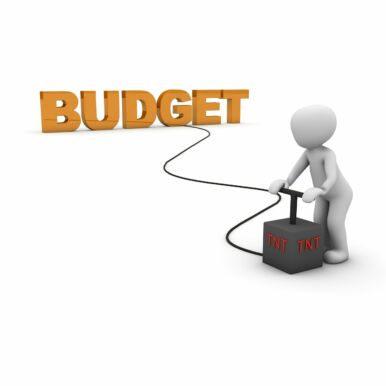 Schuldenberg wächst: Kein Wunder sehen Politiker 88.000 Euro nur als Aufwandsentschädigung für sich