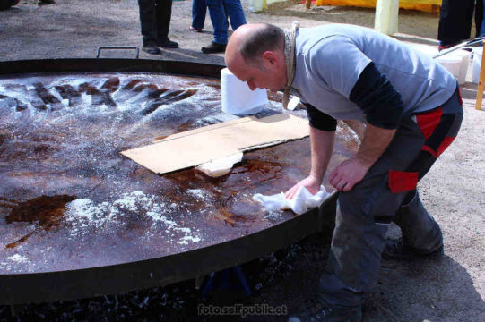 Pfanne wird mit Salz eingerieben damit nichts kleben bleibt | Foto: PeterS/foto.selfpublic.at Klammopening 2015