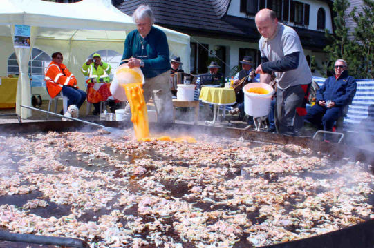 1080 Eier, kübelweise in die Pfanne sieht man auch nicht alle Tage | Foto: PeterS/foto.selfpublic.at Klammopening 2015