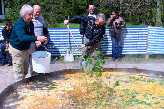 Der Bärlauch wird eingestreut | Foto: PeterS/foto.selfpublic.at Klammopening 2015