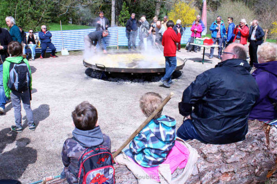Immer mehr warten schon auf das köstlich duftende Mahl | Foto: PeterS/foto.selfpublic.at Klammopening 2015