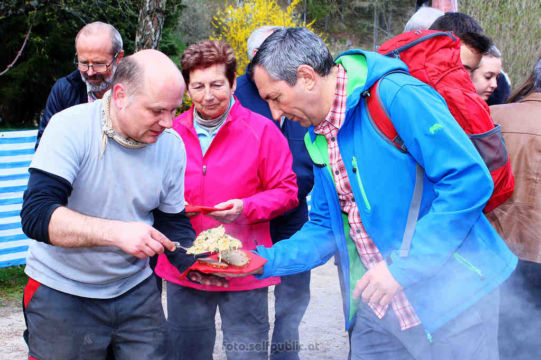 Endlich, die Verteilung beginnt! | Foto: PeterS/foto.selfpublic.at Klammopening 2015