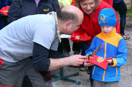 Alle bekommen was, Chefkoch Stefan verteilt die Portionen | Foto: PeterS/foto.selfpublic.at Klammopening 2015