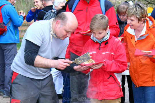 Stefan hat alle Hände voll zu tun soviele Leute wollen die Eierspeise | Foto: PeterS/foto.selfpublic.at Klammopening 2015