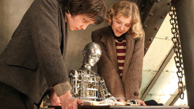 Bringt Hugo den antiken Automaten wieder zum Laufen? Asa Butterfield (Hugo Cabret), Chloe Grace Moretz (Isabelle). | © Foto: ORF/Sevenone/Jaap Buitendijk Hugo Cabret